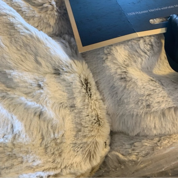 Christian Siriano NY 60 x 70 Oversized Snow Leopard Grey Grey Throw - Picture 6 of 7